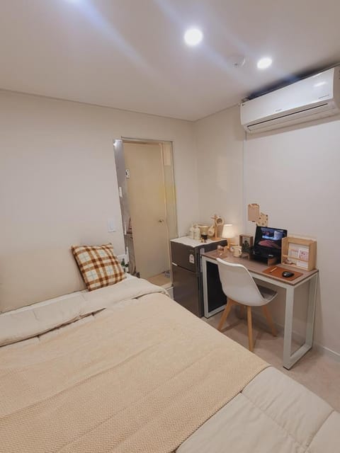 Photo of the whole room, Bedroom