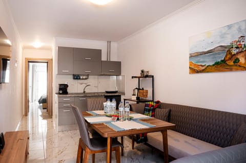 Coffee/tea facilities, Living room, Seating area, Dining area, stove