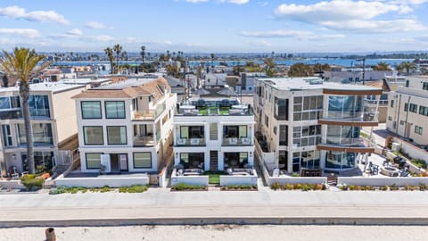 Luxury oceanfront fourplex with roof deck sleeps 22 House in Mission Beach