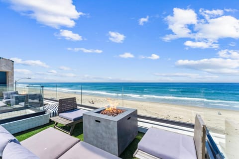 Luxury oceanfront fourplex with roof deck sleeps 22 House in Mission Beach