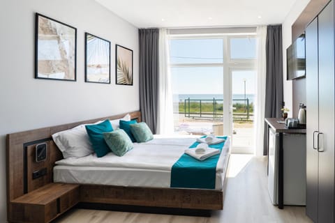 Bed, Natural landscape, TV and multimedia, Photo of the whole room, Bedroom, towels, wardrobe