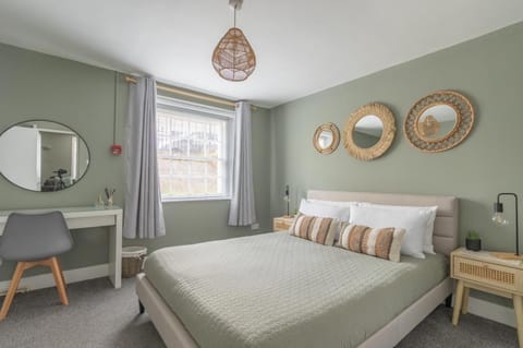 Montpellier Courtyard Apartment in Cheltenham