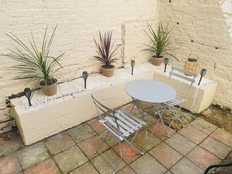 Montpellier Courtyard Apartment in Cheltenham