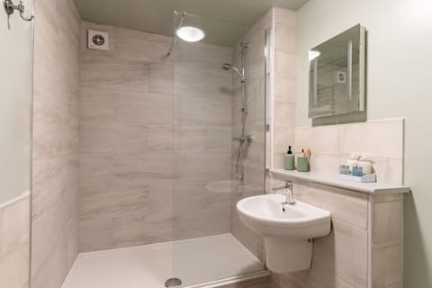 Montpellier Courtyard Apartment in Cheltenham