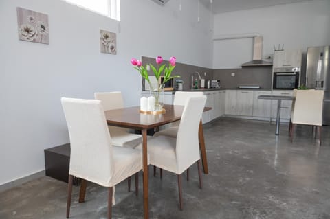 Dining area, kitchen