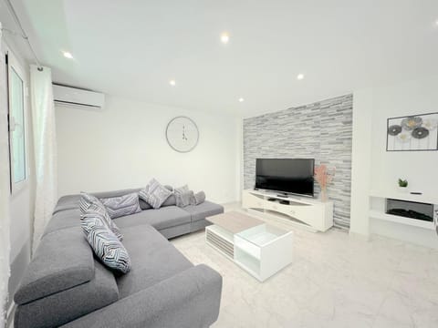 Communal lounge/ TV room, TV and multimedia, air conditioner