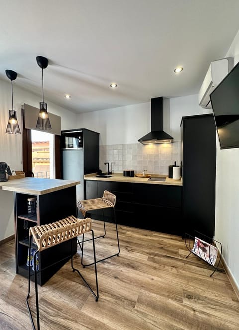 Kitchen or kitchenette, Dining area, stove