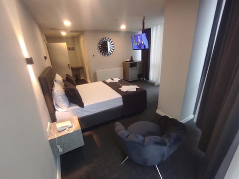 Bed, TV and multimedia, Living room, Photo of the whole room, Seating area, Bedroom