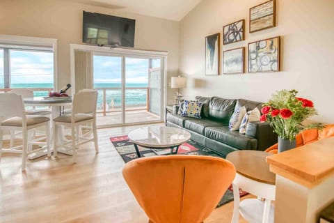 Spectacular Ocean Views! Spouting Horn Two Apartment in Depoe Bay