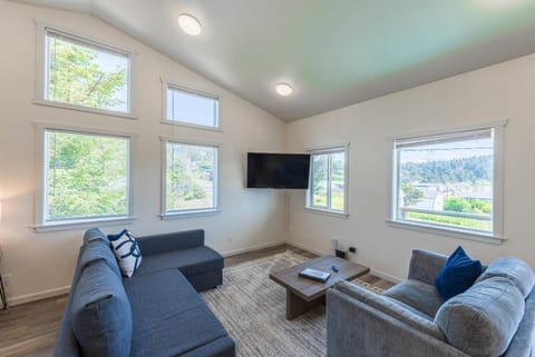 #StayinMyDistrict Oceanview Studio Loft Apartment in Port Orford