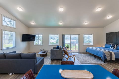 #StayinMyDistrict Oceanview Studio Loft Apartment in Port Orford