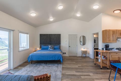 #StayinMyDistrict Oceanview Studio Loft Apartment in Port Orford