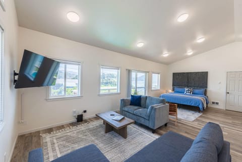 #StayinMyDistrict Oceanview Studio Loft Apartment in Port Orford