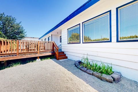 Coastal Vista Retreat House in Coos Bay