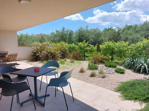 Property building, Spring, Garden, Garden, Balcony/Terrace, Seating area, Garden view