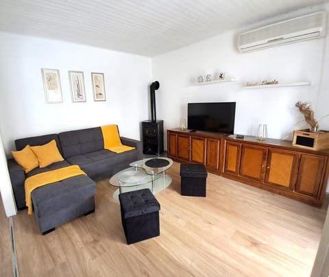 Communal lounge/ TV room, TV and multimedia, Living room, Seating area, Evening entertainment, air conditioner