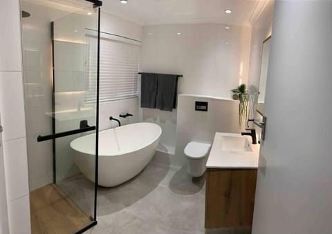 Shower, Toilet, Bathroom, Bath, towels