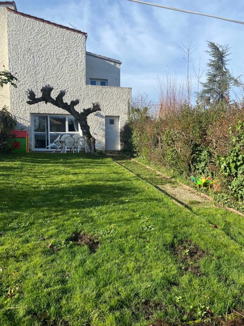 Property building, Natural landscape, Garden, Garden, Balcony/Terrace, Garden view