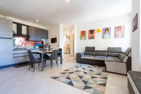 Kitchen or kitchenette, Seating area, Dining area