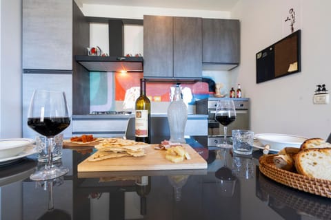 Kitchen or kitchenette, Food and drinks, Dining area