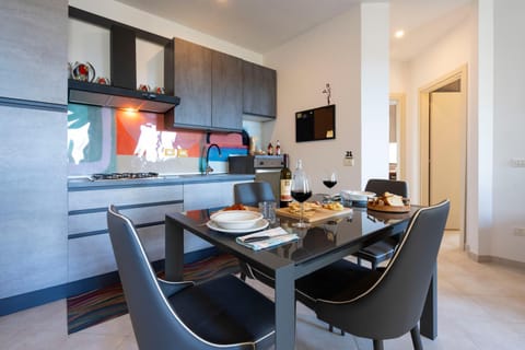 Kitchen or kitchenette, Dining area, Food, oven