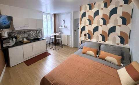 Bed, Photo of the whole room, Dining area, Bedroom
