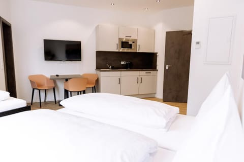 Bed, TV and multimedia, Kitchen or kitchenette, Photo of the whole room, Bedroom