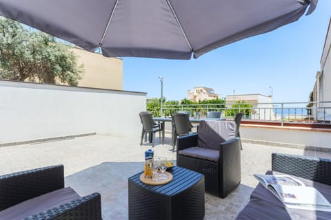 Property building, Balcony/Terrace, Living room