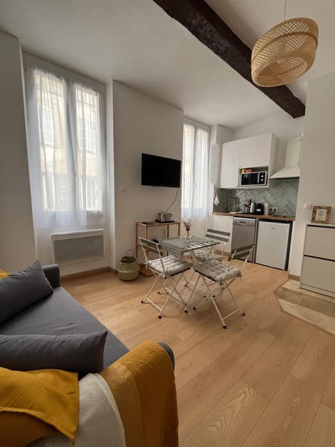 TV and multimedia, Kitchen or kitchenette, Living room, Seating area, Dining area, stove