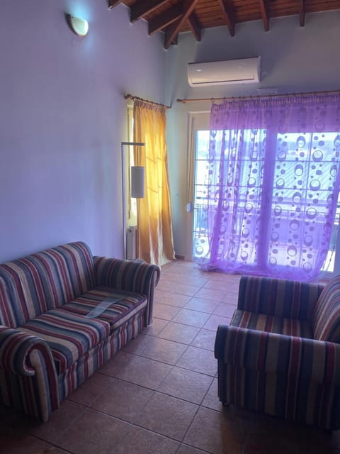 Living room, Seating area, air conditioner