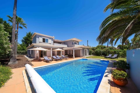 Property building, Day, Garden view, Swimming pool, Swimming pool, sunbed
