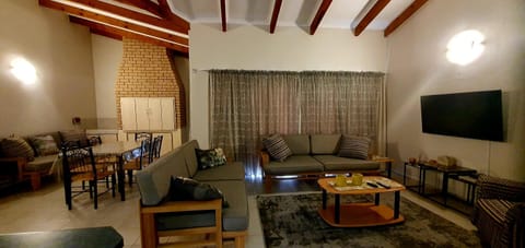 TV and multimedia, Living room, Seating area, Dining area, fireplace