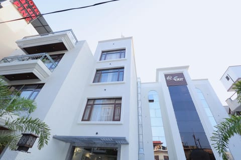 Property building, Quiet street view