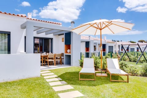 Property building, Day, Garden, View (from property/room), Balcony/Terrace, Balcony/Terrace, Seating area, Dining area, Garden view, sunbed