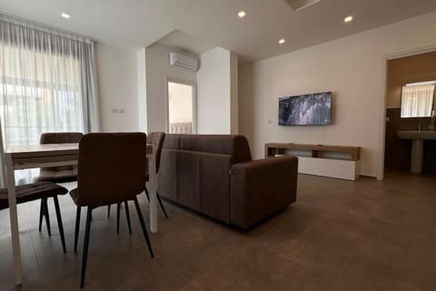 Communal lounge/ TV room, Living room, Seating area, Evening entertainment
