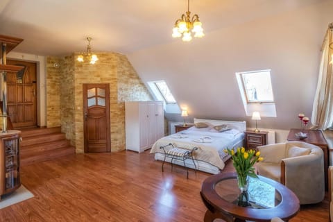 Bed, Living room, Photo of the whole room, Seating area, Bedroom