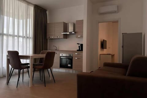 Kitchen or kitchenette, Living room, Seating area, Dining area, minibar, oven, pet friendly, stove