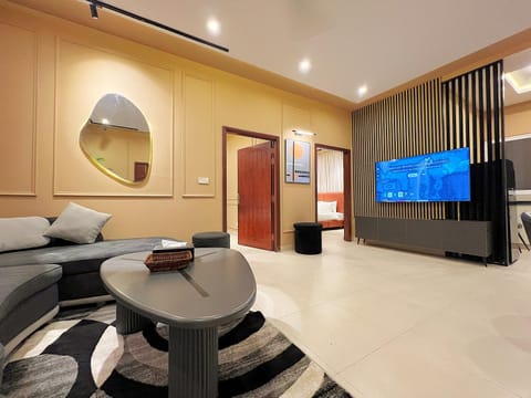 Communal lounge/ TV room, TV and multimedia, Living room, Seating area, Evening entertainment