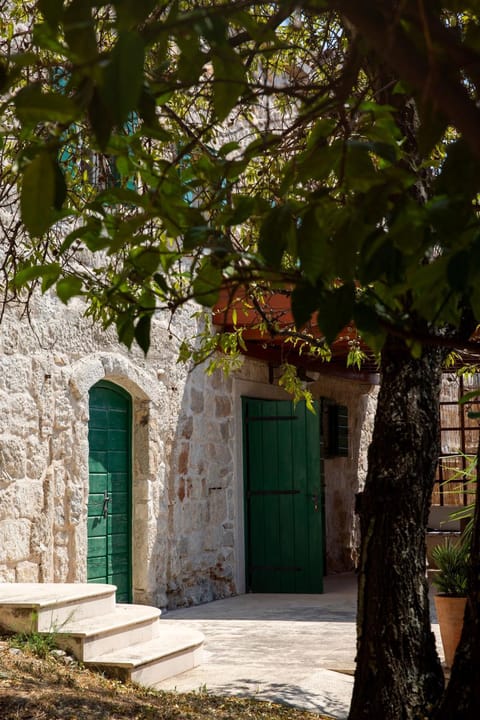 Property building, Facade/entrance, Balcony/Terrace