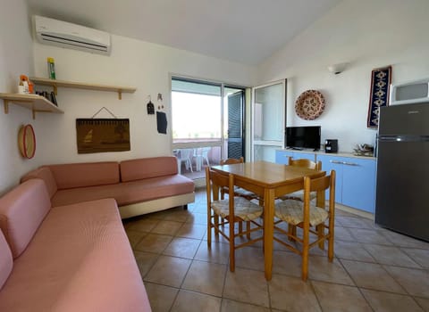 TV and multimedia, Living room, Seating area, Dining area, air conditioner