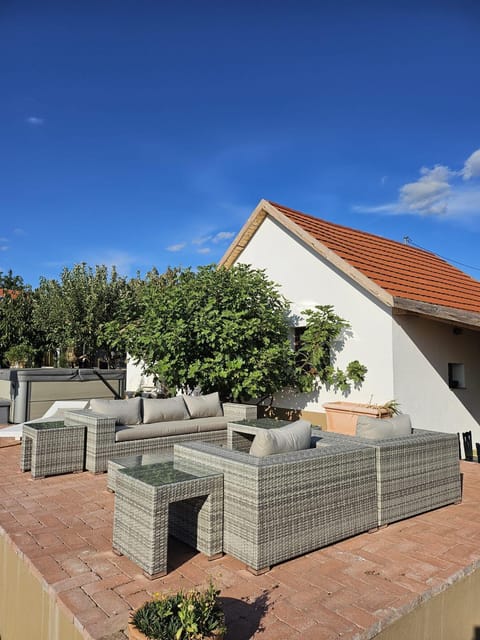 Garden, Seating area, Garden view