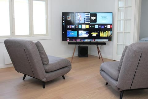 Communal lounge/ TV room, TV and multimedia, Living room, Seating area, Evening entertainment