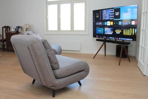 Communal lounge/ TV room, TV and multimedia, Living room, Seating area, Evening entertainment