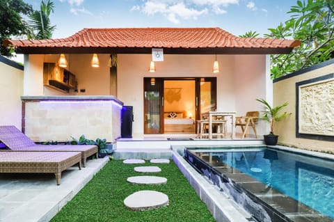 Property building, Patio, Day, Pool view, Swimming pool, sunbed