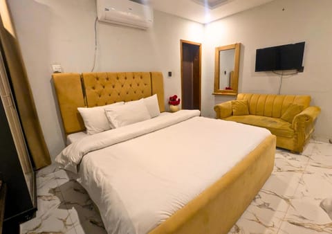Bed, TV and multimedia, Seating area, air conditioner