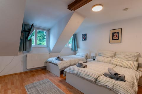 Bed, Photo of the whole room, Bedroom, towels