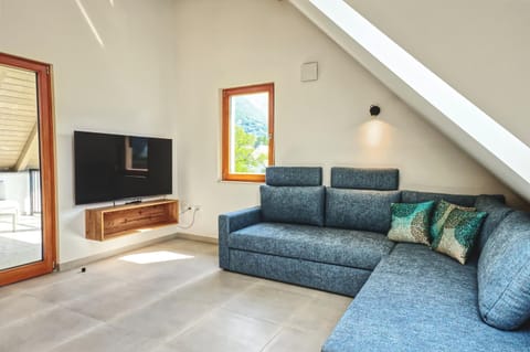 TV and multimedia, Living room, Seating area, Evening entertainment