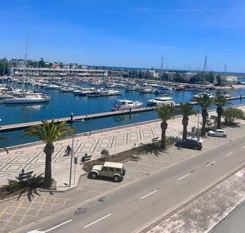 Nearby landmark, Day, Neighbourhood, Natural landscape, Activities, City view, Lake view, River view, Sea view, Location, Parking