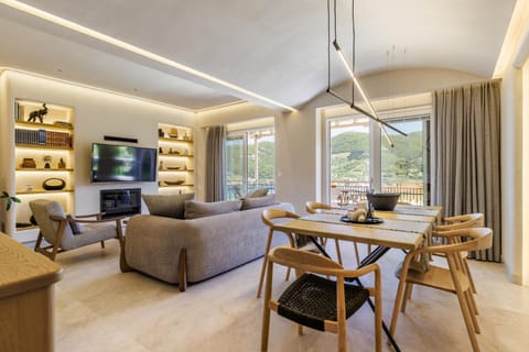 TV and multimedia, Living room, Seating area, Dining area