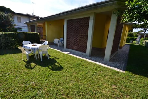 Property building, Facade/entrance, Garden, Garden, Garden view
